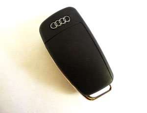 Llaves de un Audi sobre una superficie