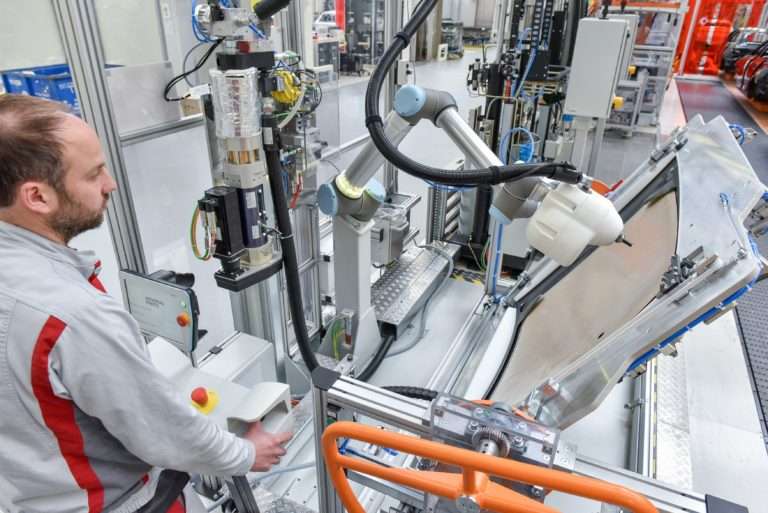 Cooperación entre humanos y robots: KLARA facilita la producción en Audi.