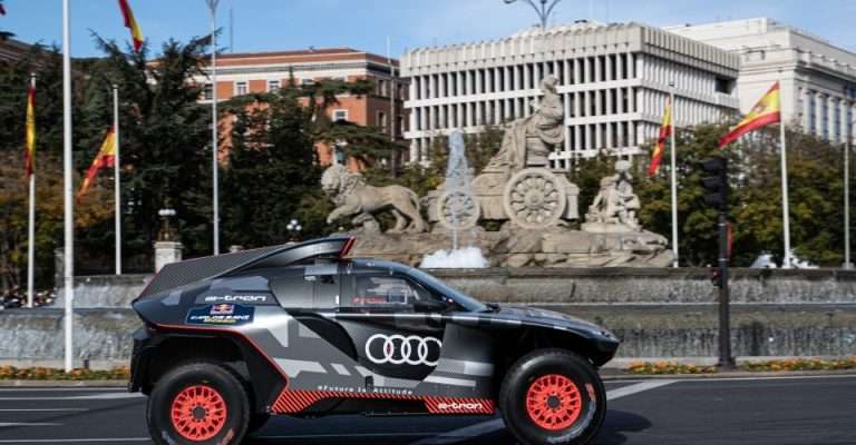 Así será el interior del RS Q e-tron con el que Carlos Sainz competirá en el Dakar 2022