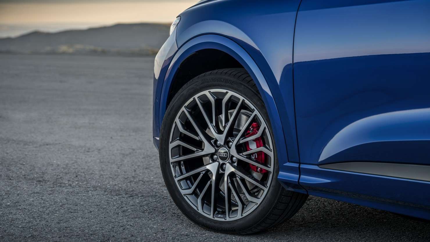 primer plano de un neumático de un Audi