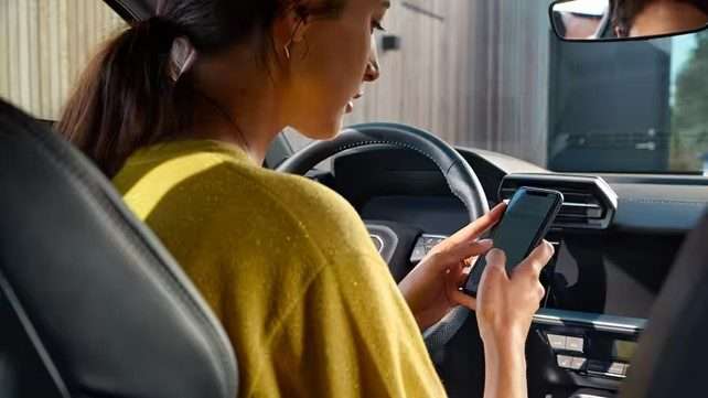 Mujer viendo la app MyAudi&Me