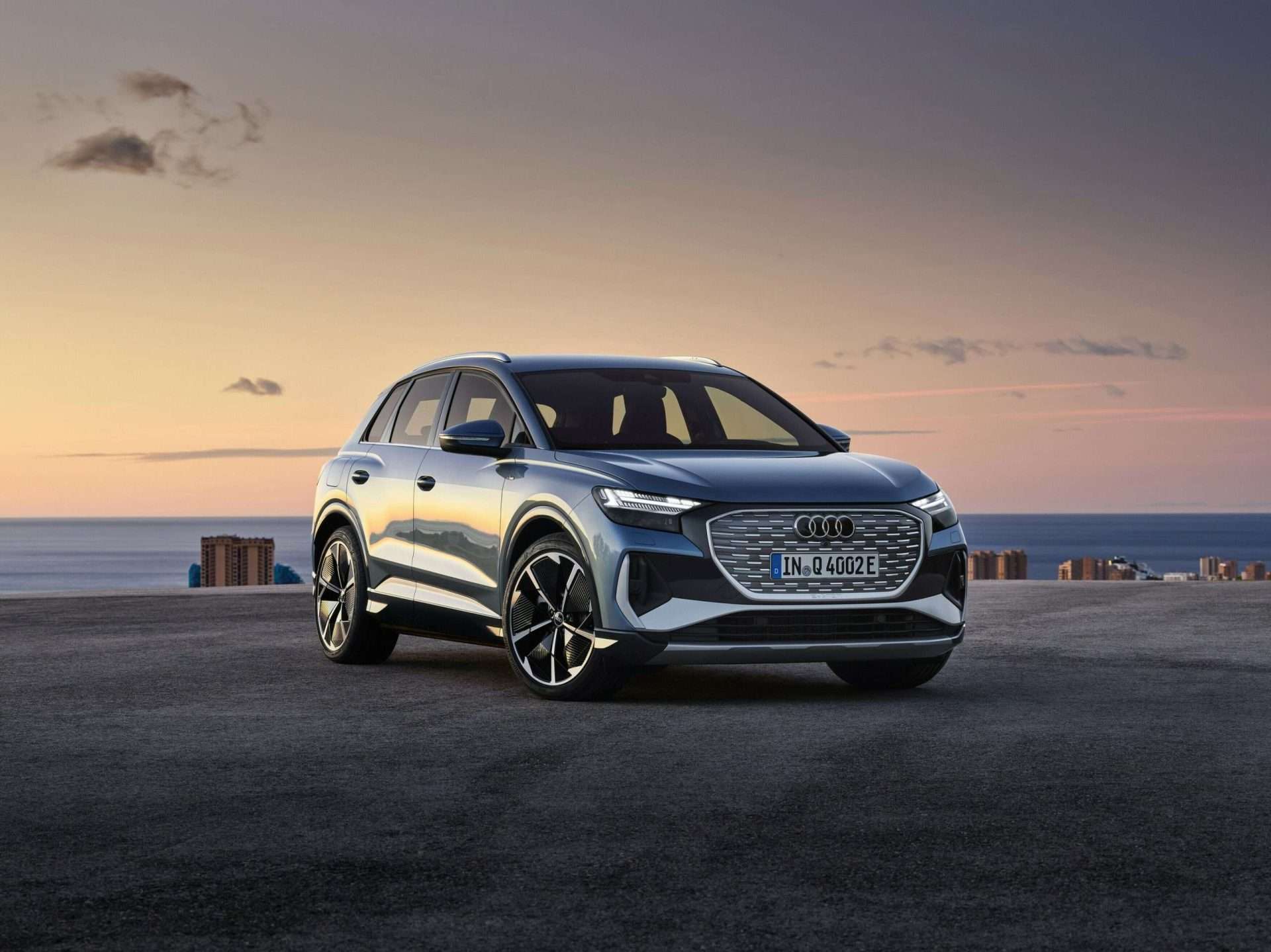 Audi Q4 e-tron eléctrico azul junto al mar