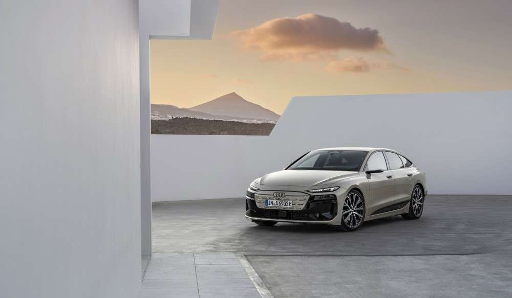 Primer plano de un Audi A6 e-tron blanco