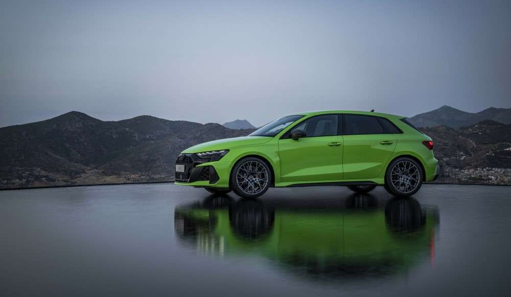 Vista lateral de un Audi RS3 con el fondo nublado