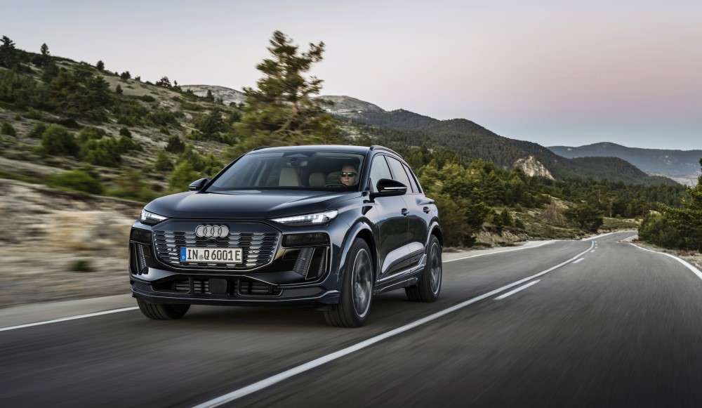 Audi Q6 e-tron en carretera, vista frontolateral
