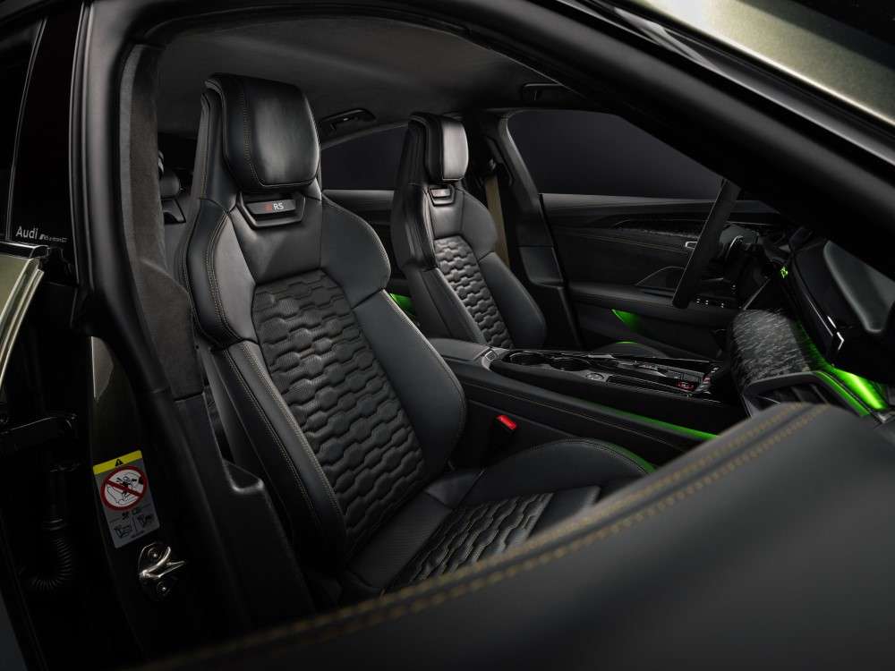 Vista interior de los asientos delanteros del Audi RS e-tron GT