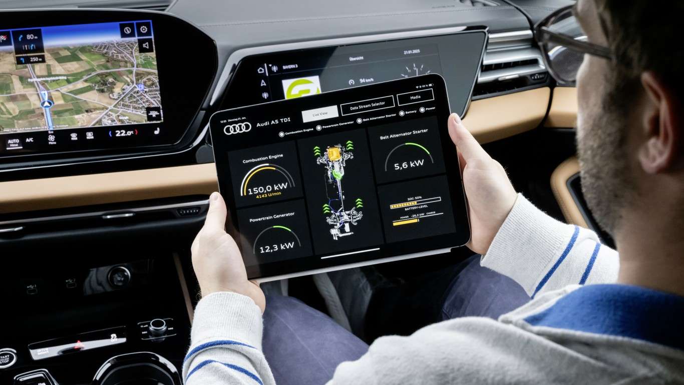 Hombre sujetando tablet con parámetros mhev