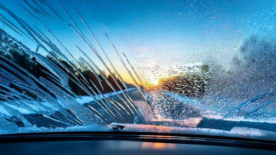 Hielo en el parabrisas, te contamos qué debes y qué no debes hacer