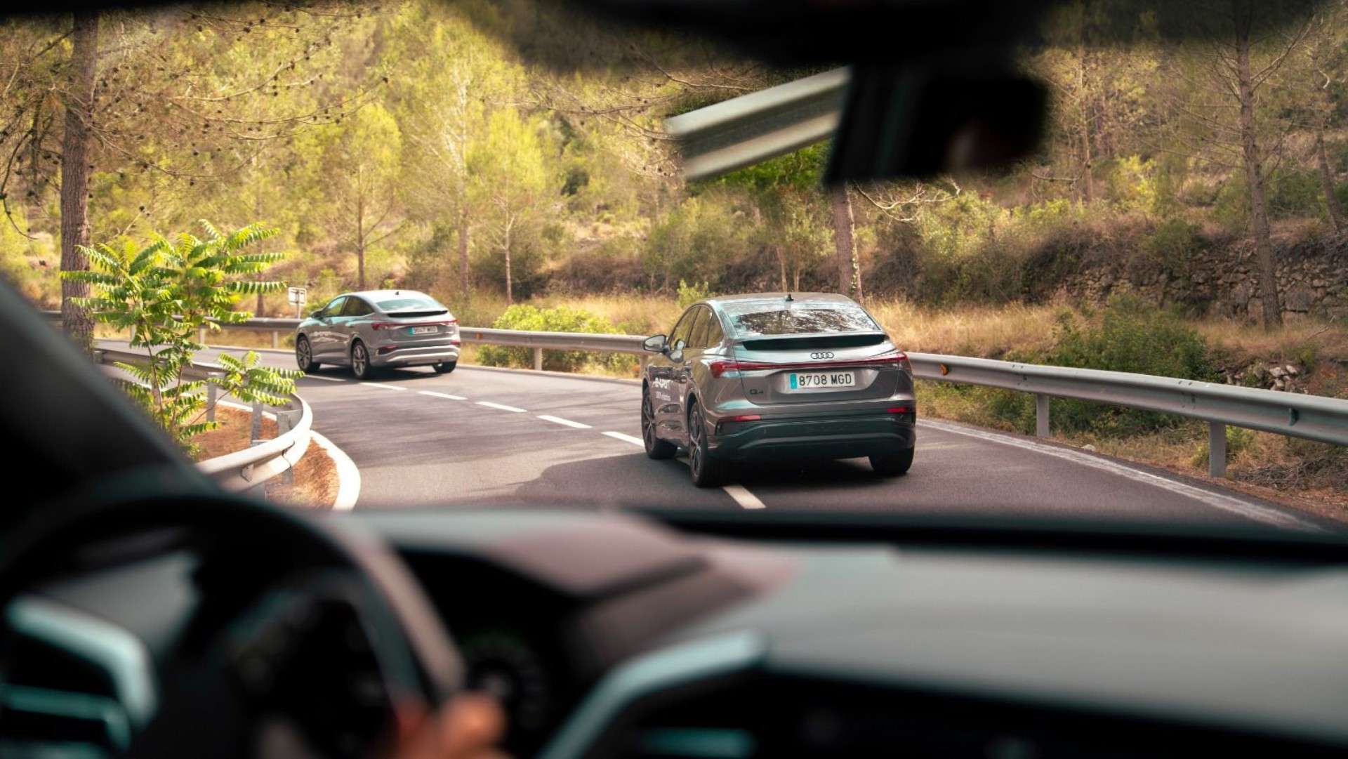 Caravana de Audi etron vistos desde el interior de un Audi