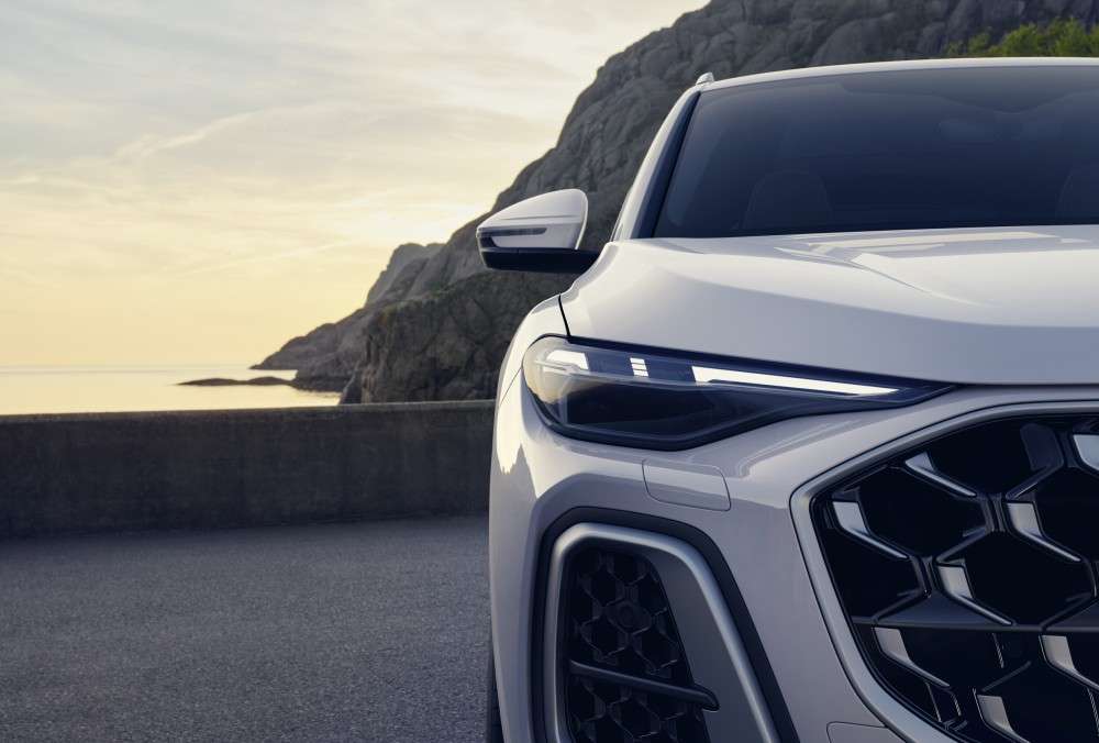 Vista Frontal de la luminaria izquierda de un Audi Q5 híbrido de 2025 de color blanco