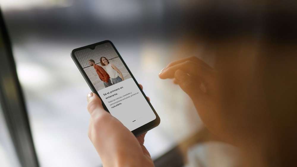 Imagen de un conductor de Audi consultando la app my audi