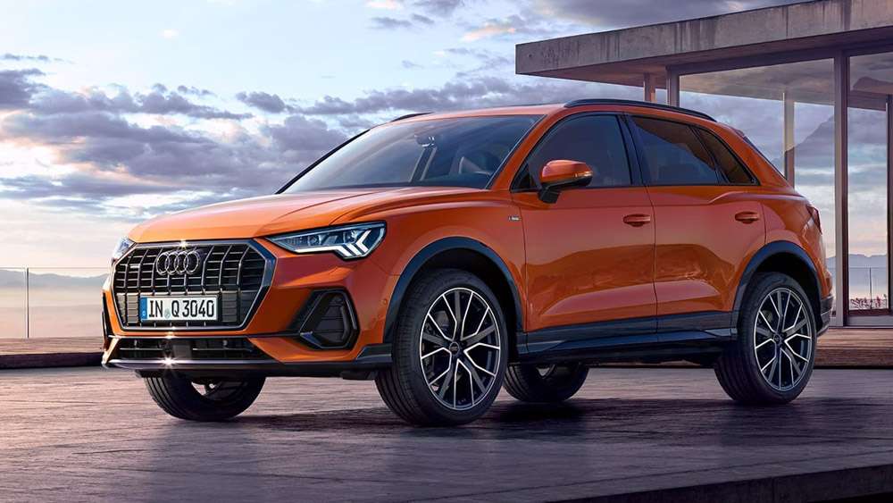 Vista frontolateral de un Audi Q3 de color naranja en una vivienda cerca de A Coruña