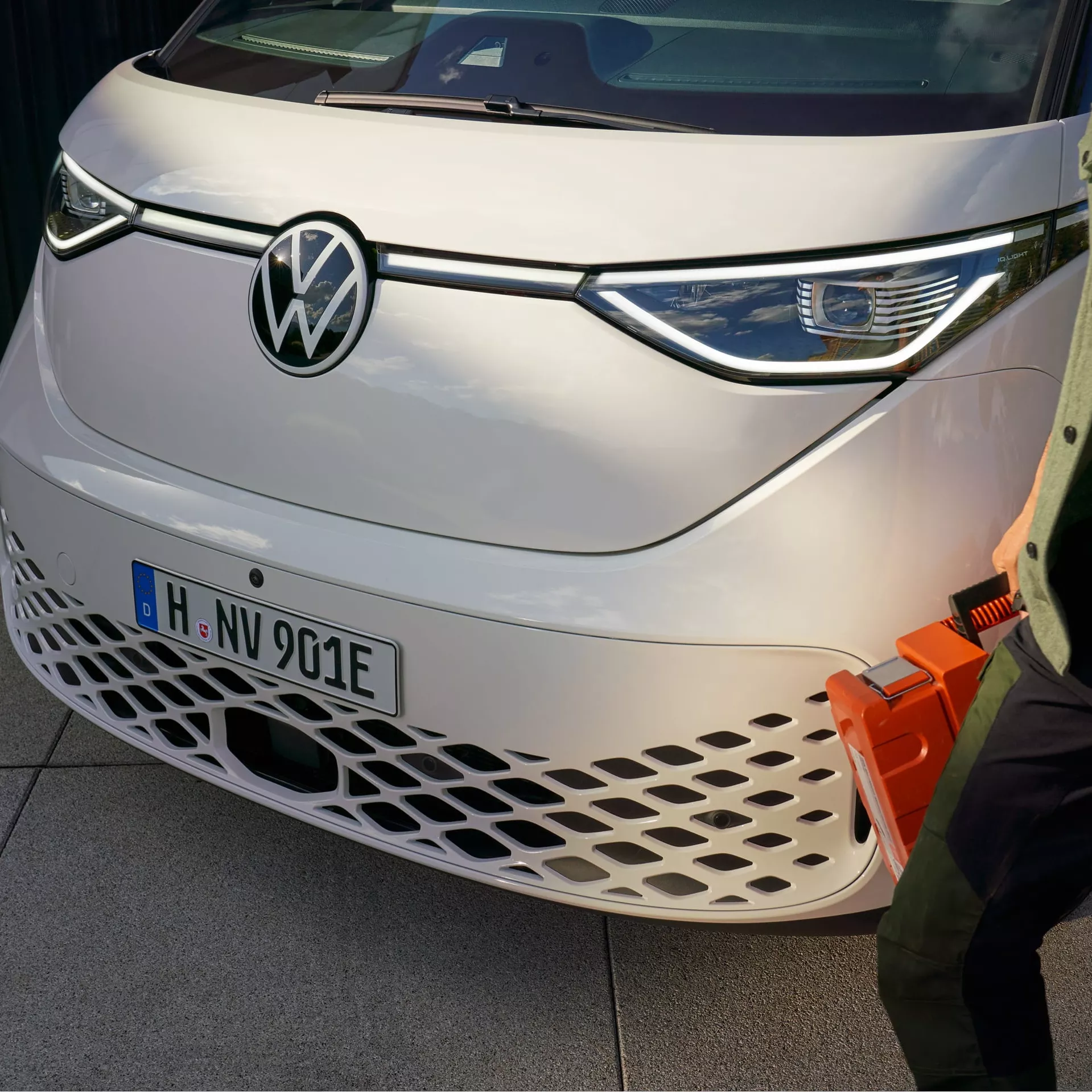 Volkswagen ID Buzz Cargo, con su parrilla frontal y logotipo de la marca