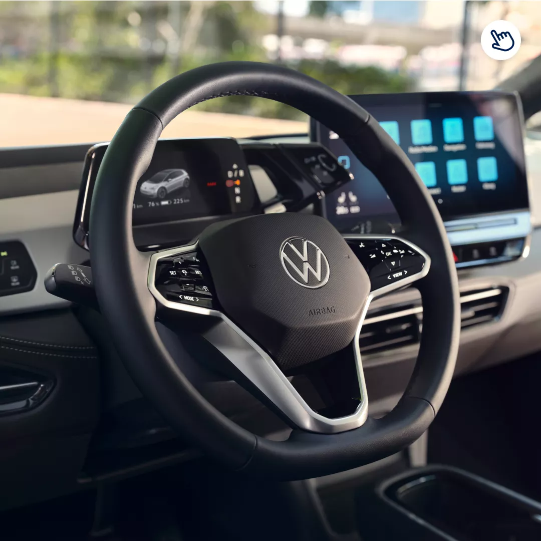 Interior de un vehículo Volkswagen ID.3 con el volante y el panel de control central en primer plano