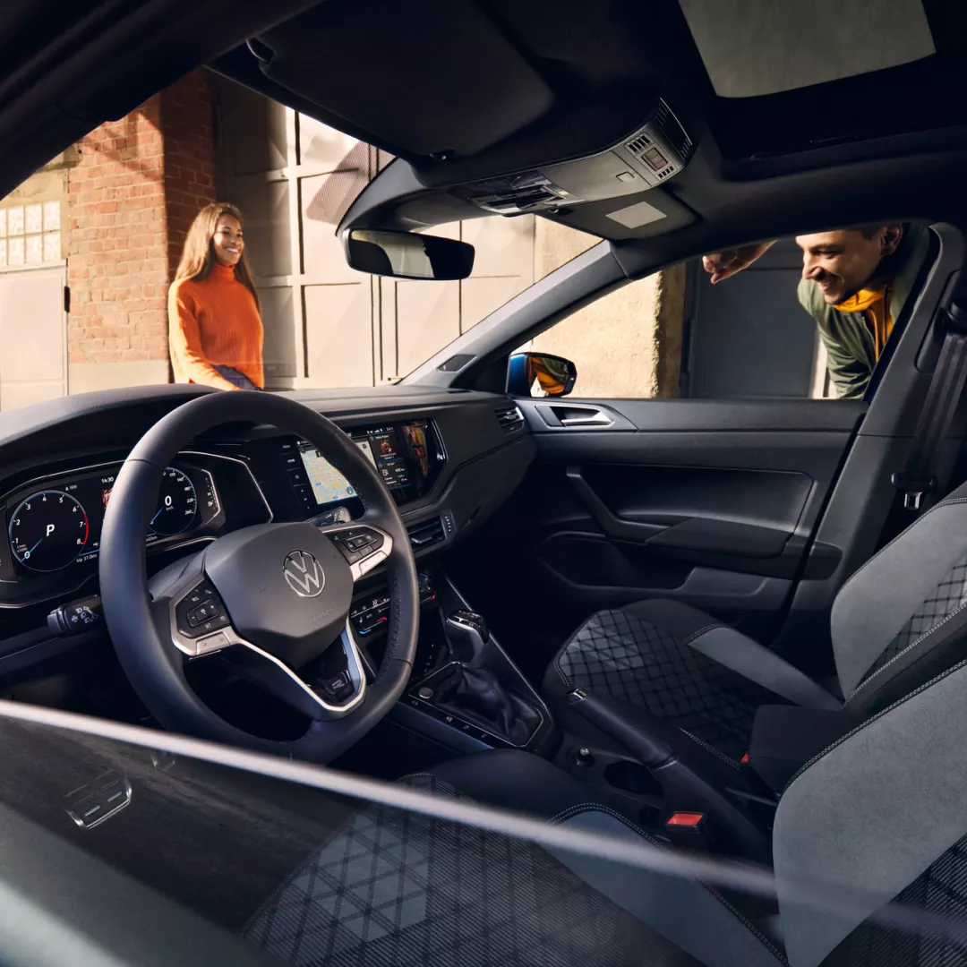 Interior de automóvil Volkswagen con conductor y pasajero