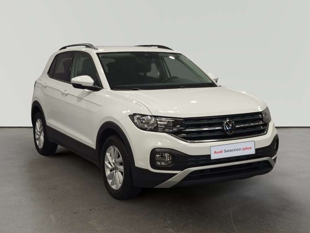 Un vehículo Volkswagen Tiguan blanco, un SUV compacto con una apariencia moderna y elegante
