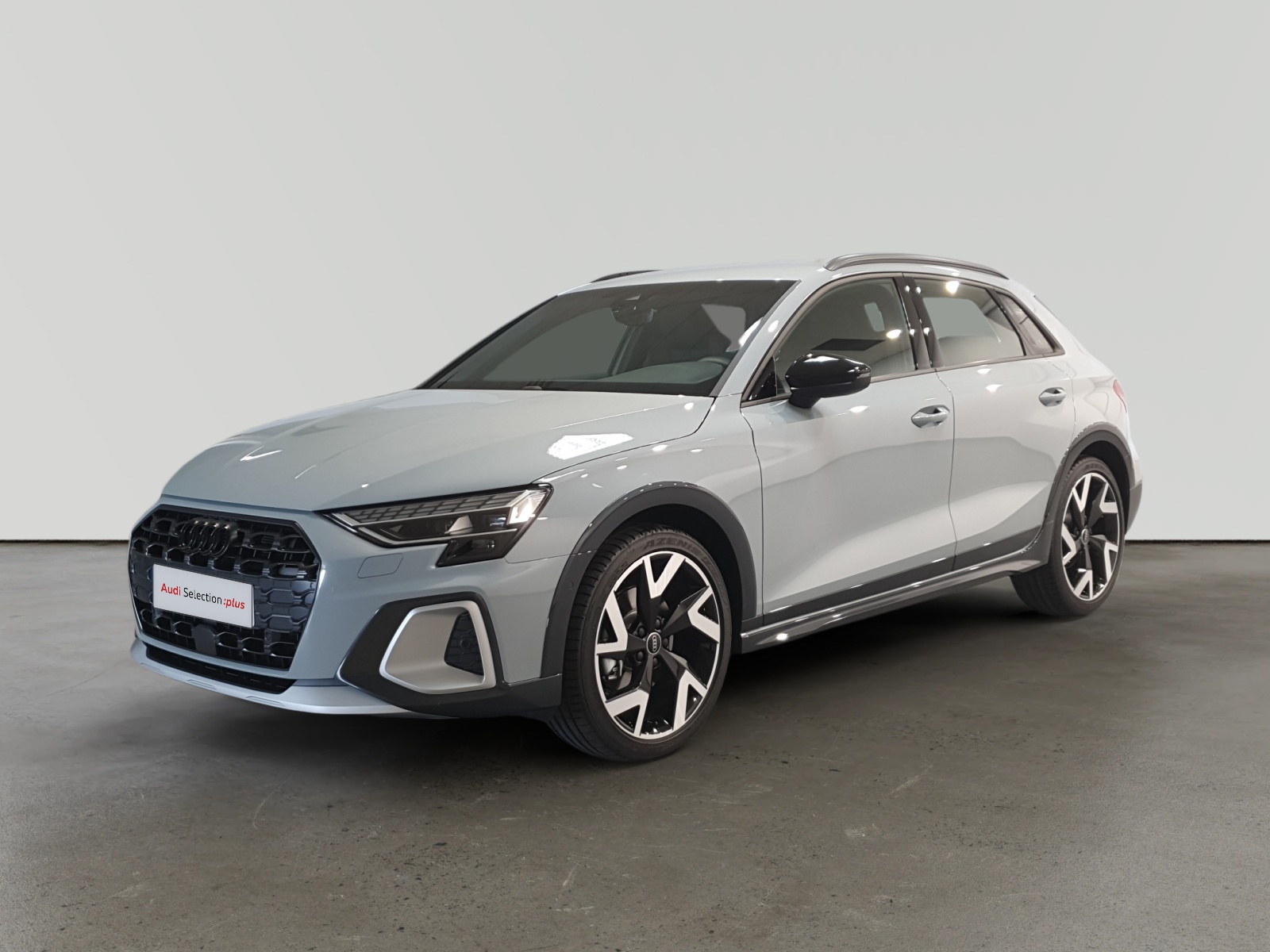 Vehículo de la marca Audi, un modelo A1 Sportback con carrocería tipo crossover, de color gris plateado, con detalles de diseño deportivo y neumáticos de alto rendimiento