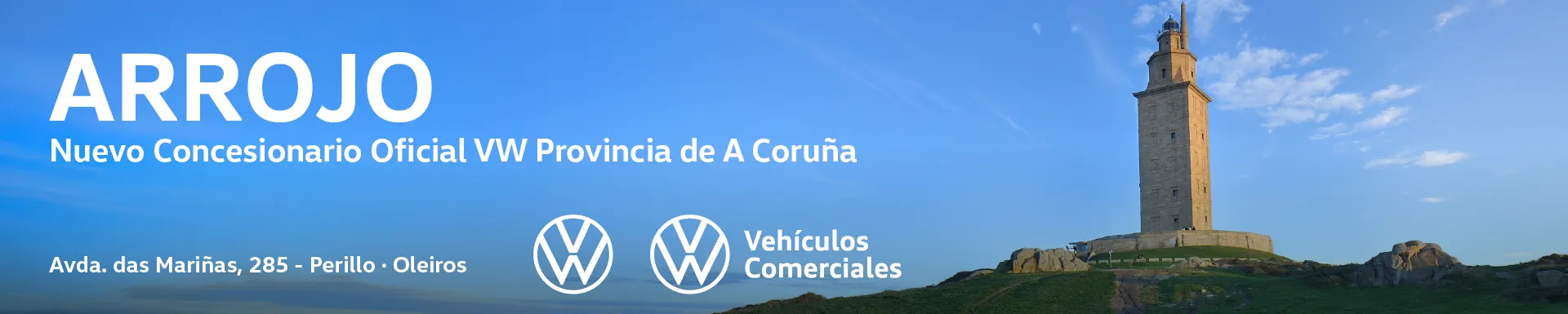 Panorámica de un concesionario Volkswagen en Arrojo, provincia de A Coruña, con el Faro de Hércules, un monumento histórico, de fondo en un cielo azul despejado