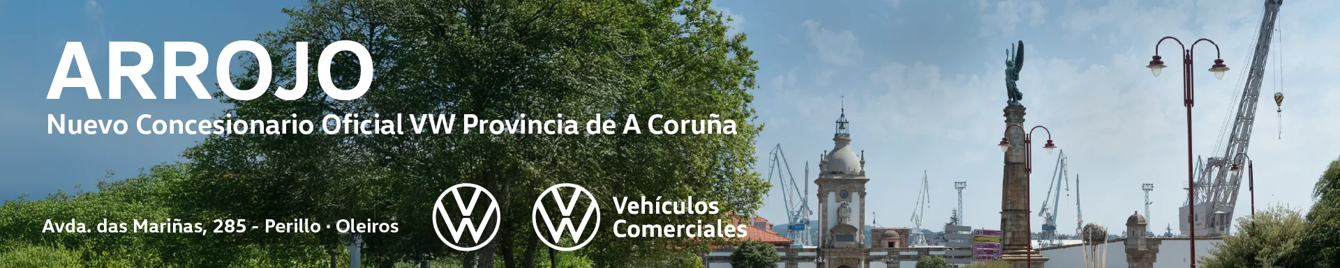La imagen muestra un paisaje urbano con árboles y edificios, que parece ser una ciudad portuaria, y en primer plano se ve un rótulo que indica que este es el nuevo concesionario oficial de Volkswagen en la provincia de A Coruña, Arrojo