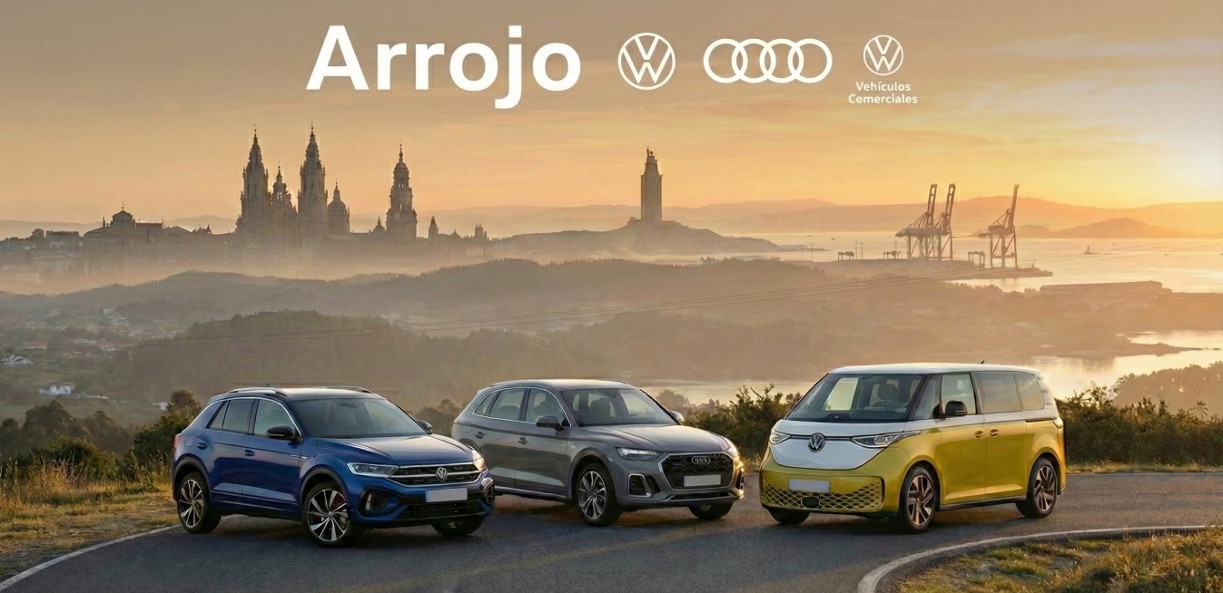 Tres vehículos Volkswagen estacionados frente a un paisaje con atardecer y montañas.