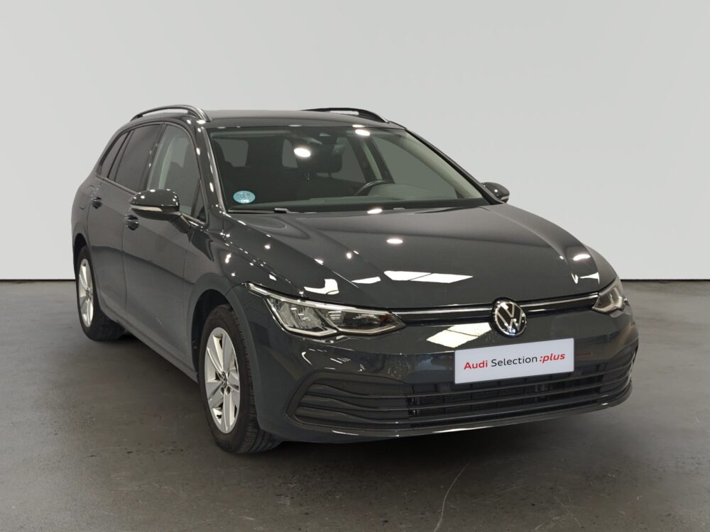Vehículo Volkswagen Polo, un automóvil compacto de color negro con ruedas y detalles cromados, estacionado en un entorno neutro y bien iluminado.