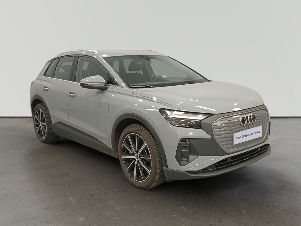 Audi Q3 blanco estacionado en interior con letrero Audi Selection plus