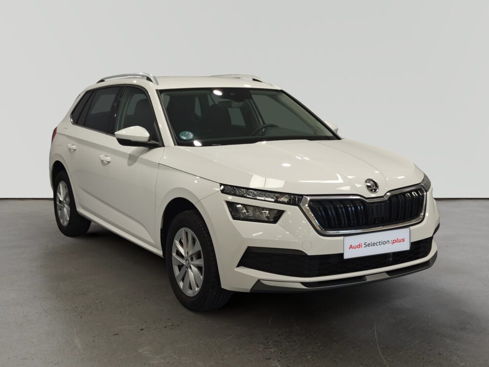 Un automóvil SUV blanco de la marca Škoda, modelo Kamiq, con una parrilla frontal distintiva y luces delanteras de aspecto moderno