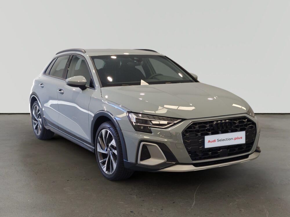 Audi Q3 Sportback plateado en exhibición con luces encendidas