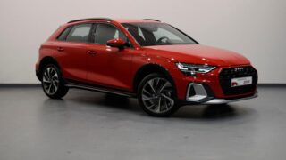 Audi Q3 Sportback rojo en exhibición en sala cerrada