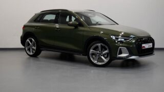 Audi Q3 verde oscuro estacionado en interiores