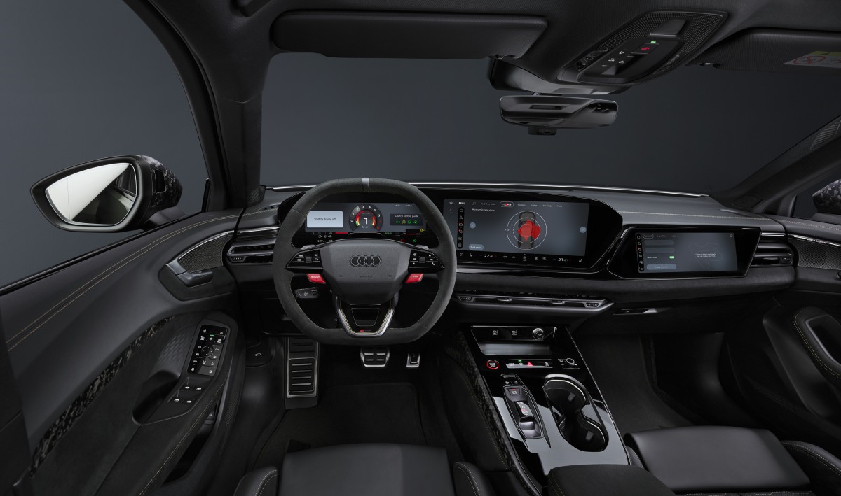 Interior de un Audi RS5 con pantalla central y tablero digital integrado.