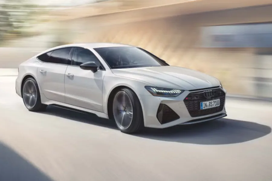 Audi RS blanco en movimiento con matrícula