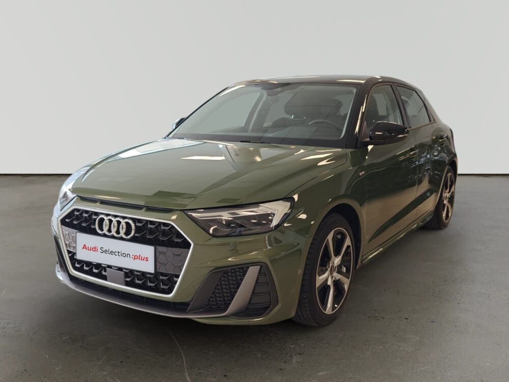 Audi A3 en tono verde brillante con detalles oscuros en interior de exhibición