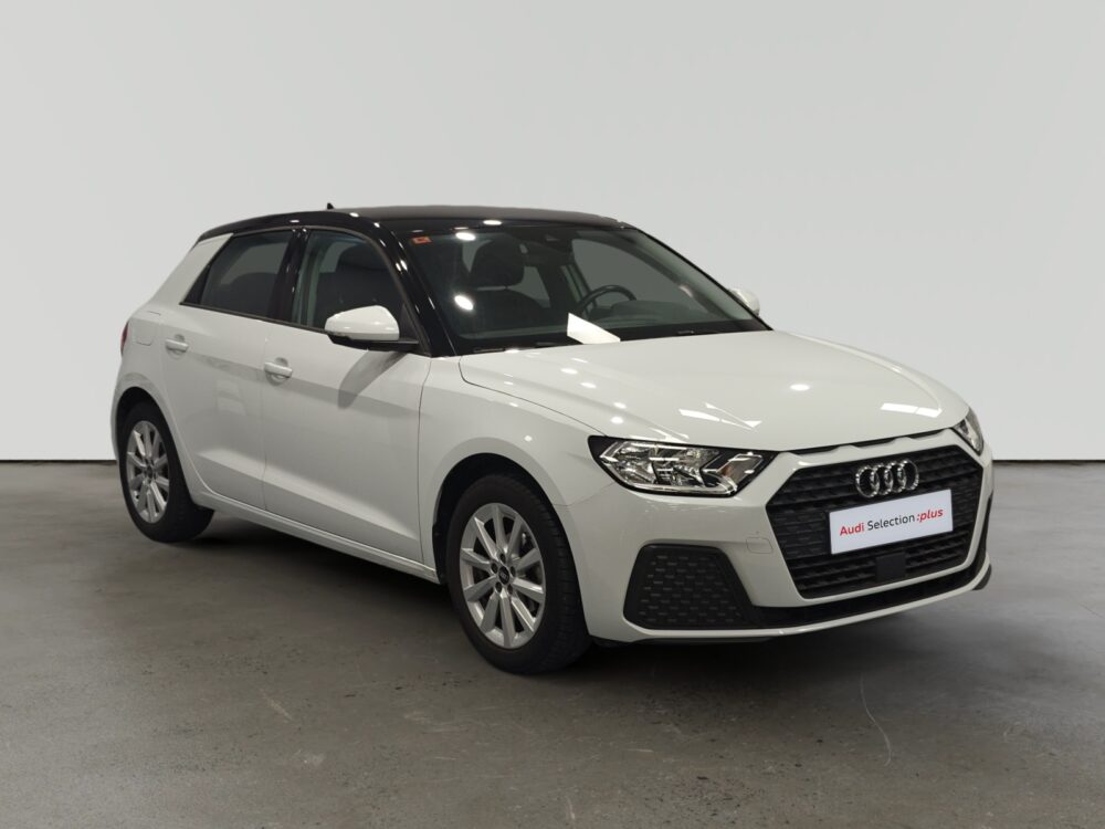 Audi compacto blanco en exhibición en un salón de ventas