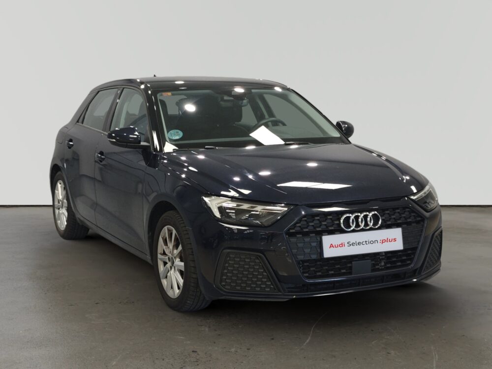 Auto Audi negro con emblema de Audi Selection plus en el parabrisas