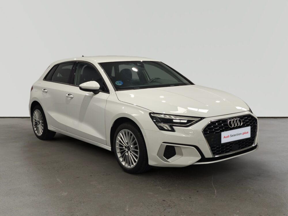 Audi compacto blanco estacionado en interior con diseño moderno