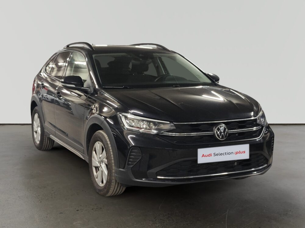 SUV negro Volkswagen T-Roc con placa de Audi Selection plus