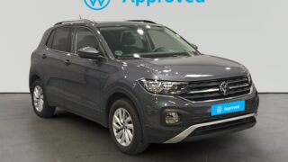 SUV Volkswagen aprobado con emblema y placa delantera