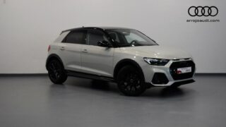 Audi Q3 blanco con detalles en negro estacionado en interior