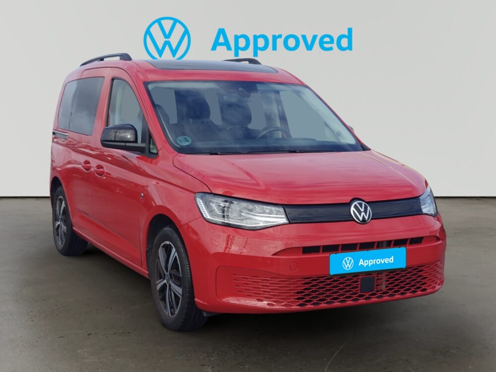 Volkswagen rojo con sello de aprobación oficial en el parabrisas