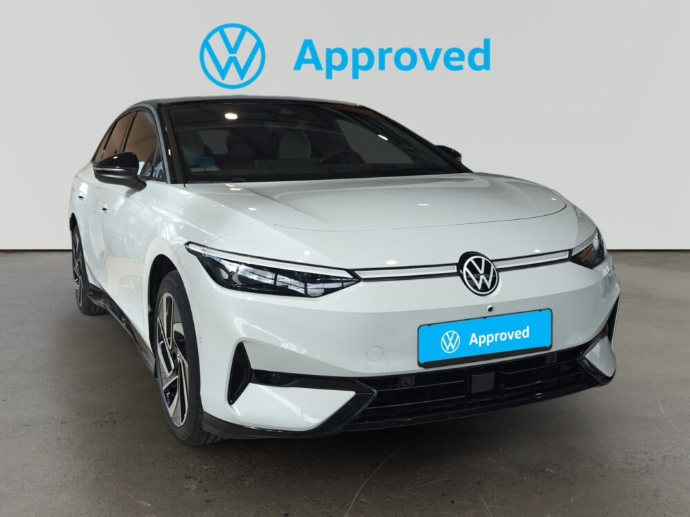 Automóvil Volkswagen eléctrico con distintivo VW Approved