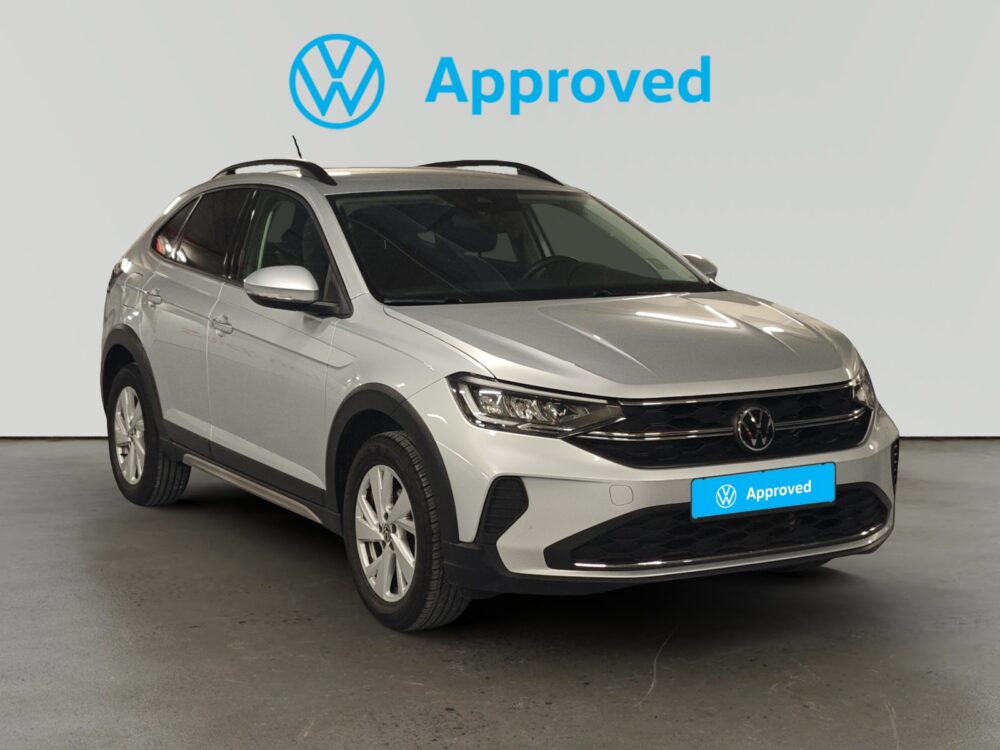 SUV Volkswagen aprobado con distintivo en el parabrisas
