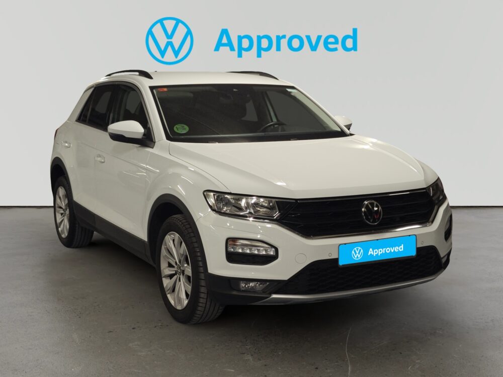 SUV Volkswagen aprobado con distintivo en el parabrisas y placa delantera