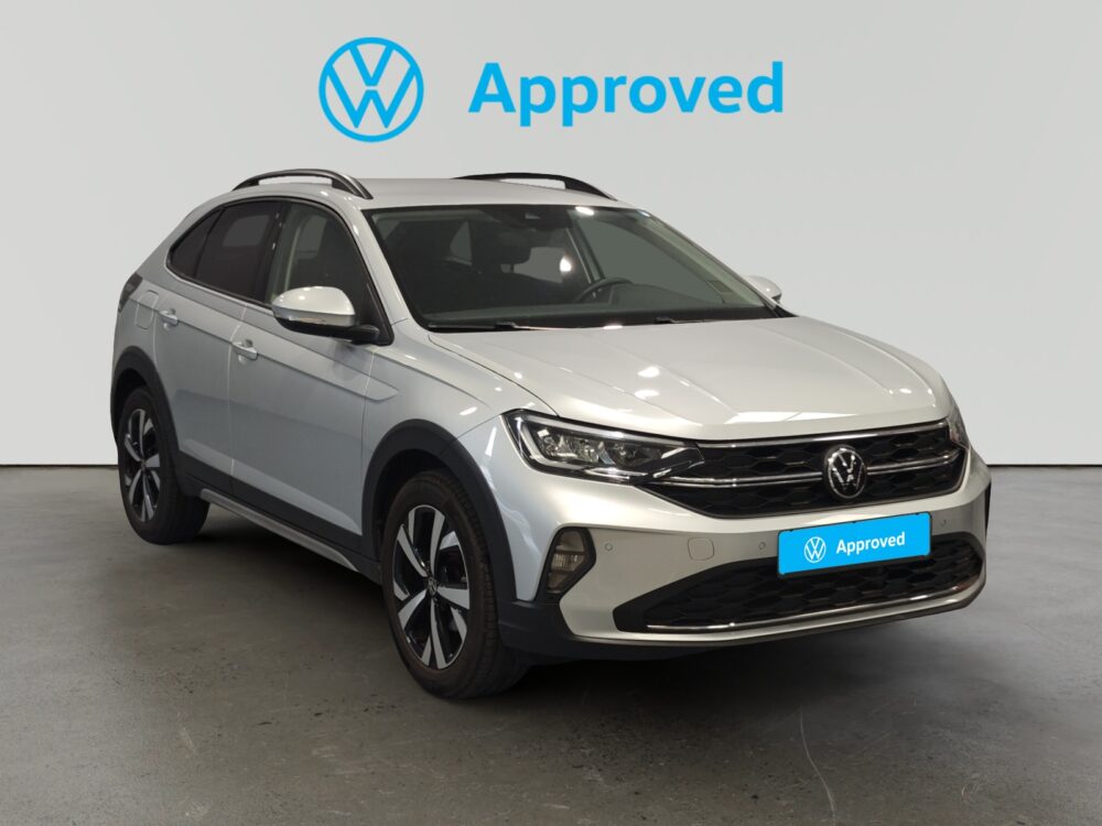 SUV Volkswagen aprobado con emblema VW en frente