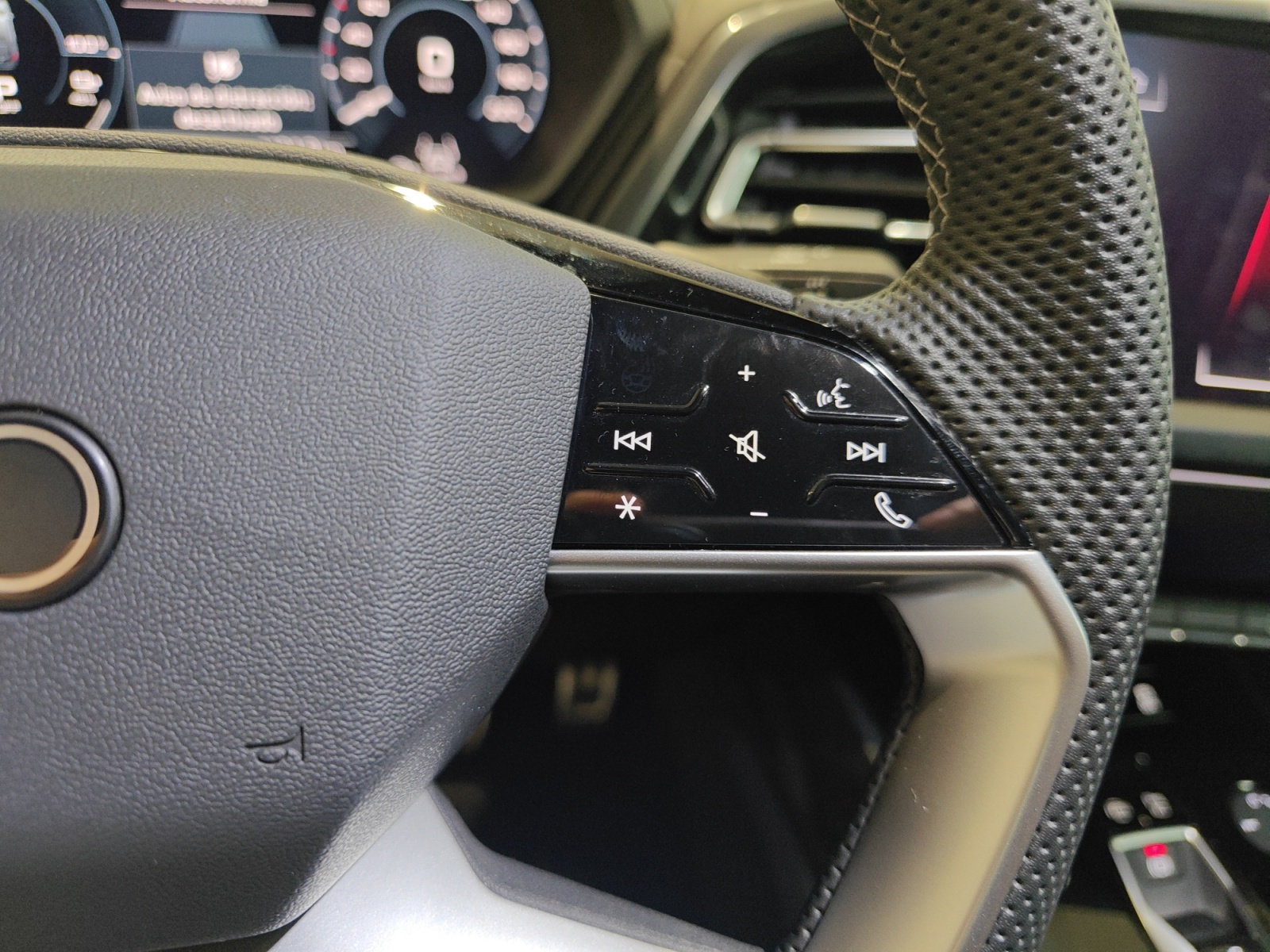 Control de audio en el volante de un automóvil moderno