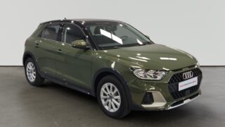 Audi Q3 verde oscuro estacionado en interiores