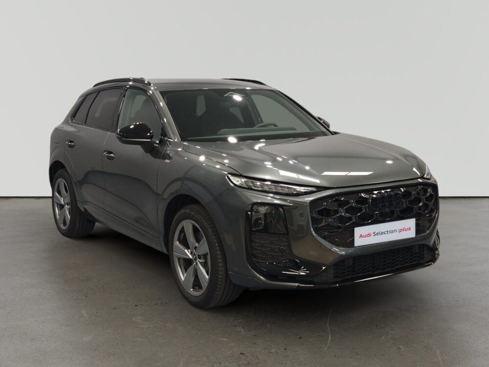 Audi Q3 gris estacionado en interior con letrero Audi Selection plus