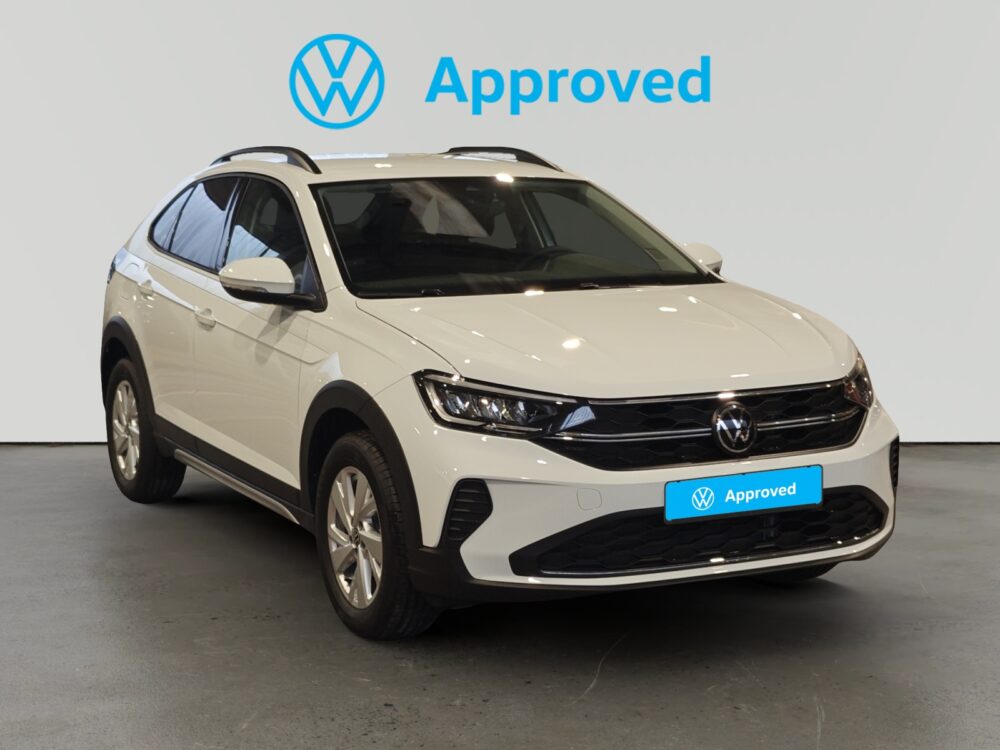 SUV Volkswagen aprobado en tono claro con logo frontal.