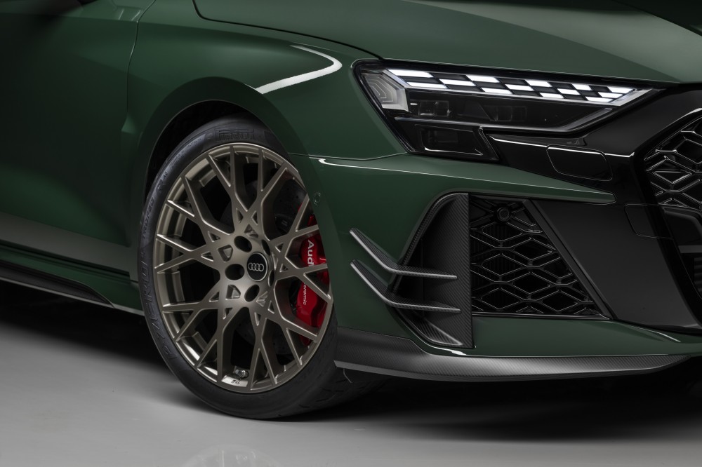 Audi  RS 3 verde oscuro con detalles en negro y llanta de aleación
