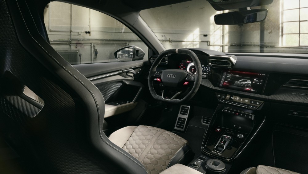 Interior de Audi RS 3 con pantalla central y asientos de diseño moderno